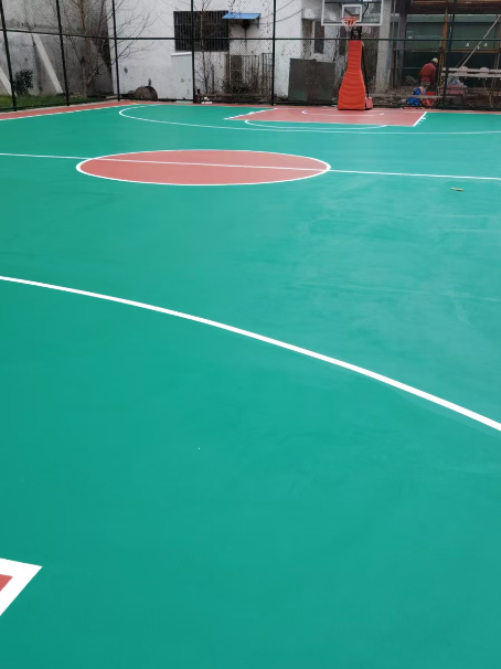 崖城镇 球场长期使用易出现地面开裂